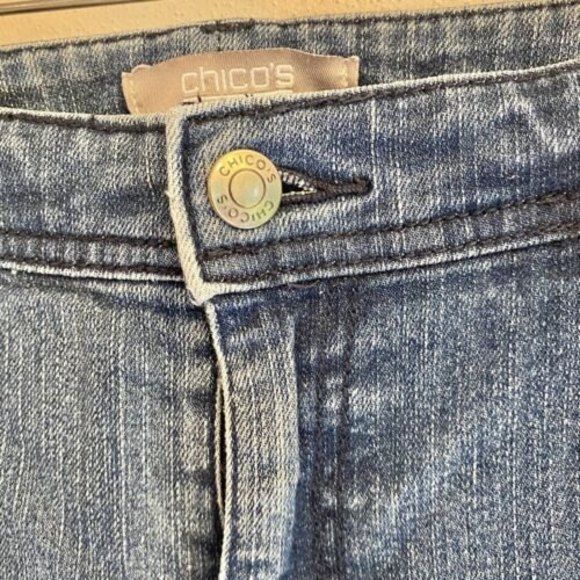 Chicos Denim Blue Jeans Women's Size‎ 1 Short Light Wash Embroidered Pockets - Picture 3 of 8